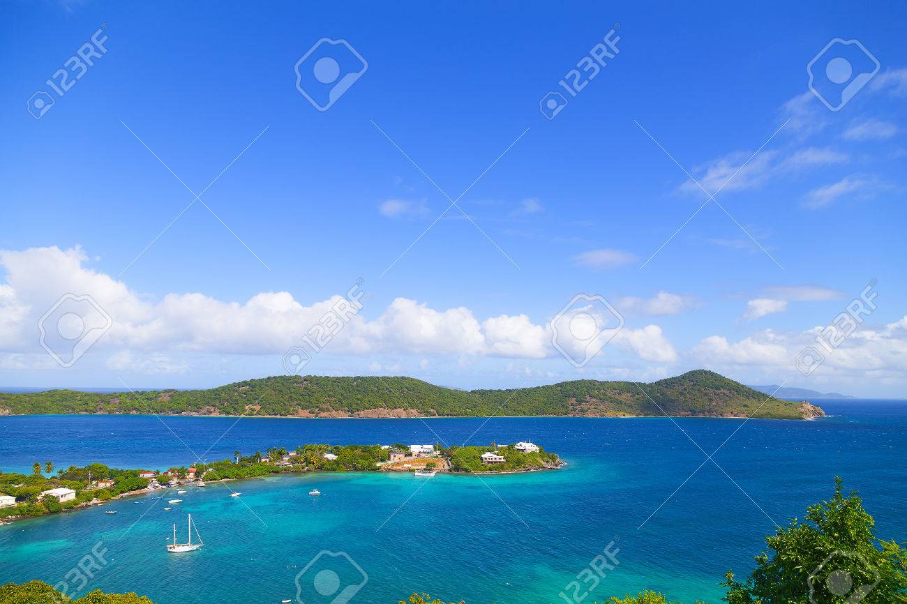 カリブ海のセント トーマス島 米国 Vi を周辺の浅瀬の空中写真 熱帯の島の近くの海でのモーター ボート の写真素材 画像素材 Image