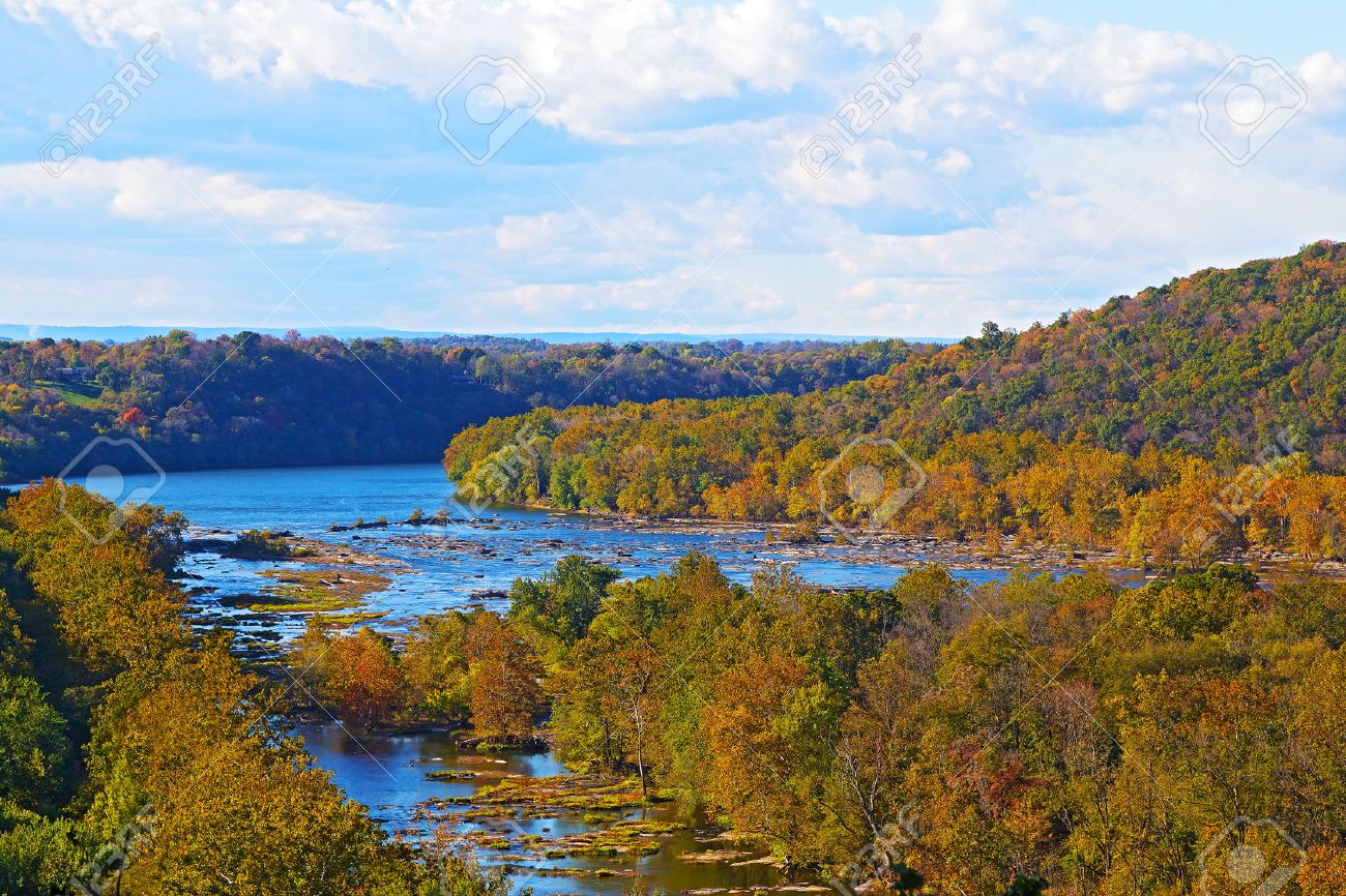 ハーパーズ フェリーを見落とすからブルーリッジ山脈とシェナンドー川の表示します 青い川と明るい午後 ウェスト バージニア州 アメリカ合衆国の木紅葉 の写真素材 画像素材 Image