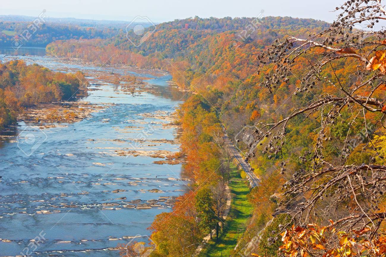 シェナンドー川と米国ウエスト バージニア州ハーパーズ フェリーでブルーリッジ山脈空撮 風光明媚な Outlook からカラフルな秋の風景 の写真素材 画像素材 Image
