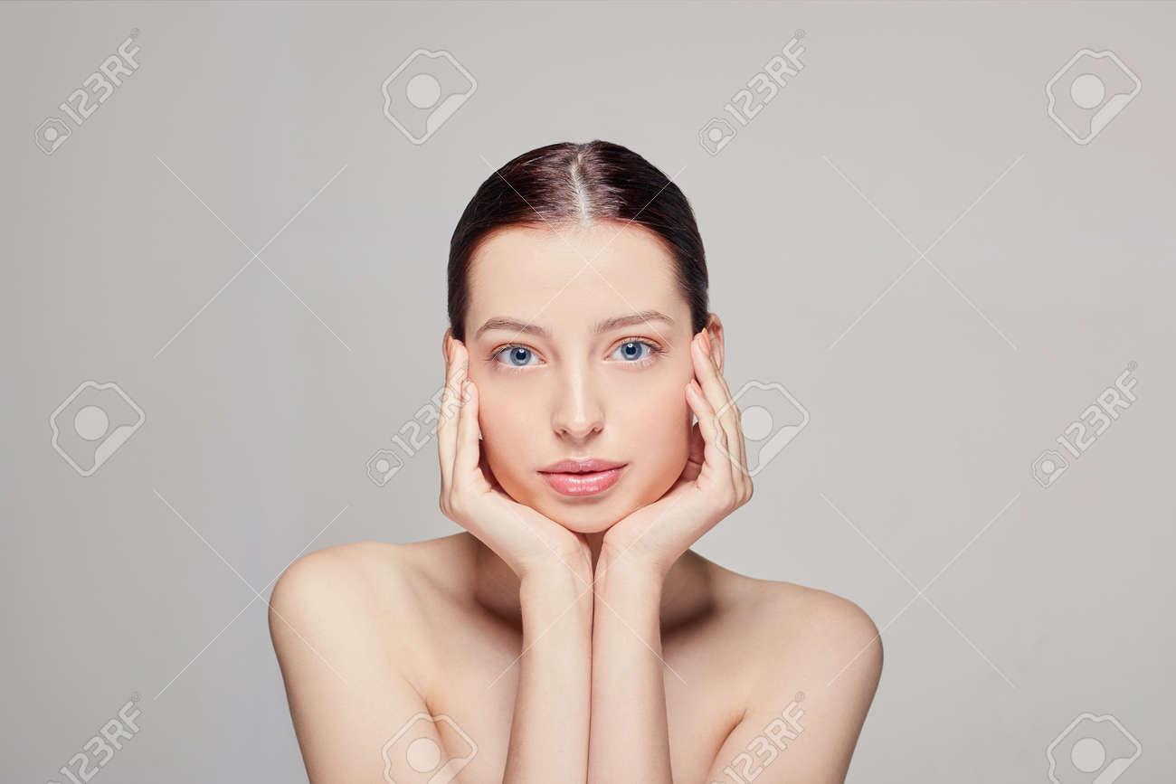 高解像度　画像　女 スキンケア。高解像度。美顔。ナチュラルメイクの美女が両手で自分の顔に触れます。清潔で新鮮な肌の女の子。閉じる。美容。の写真素材・画像素材 Image  133499564