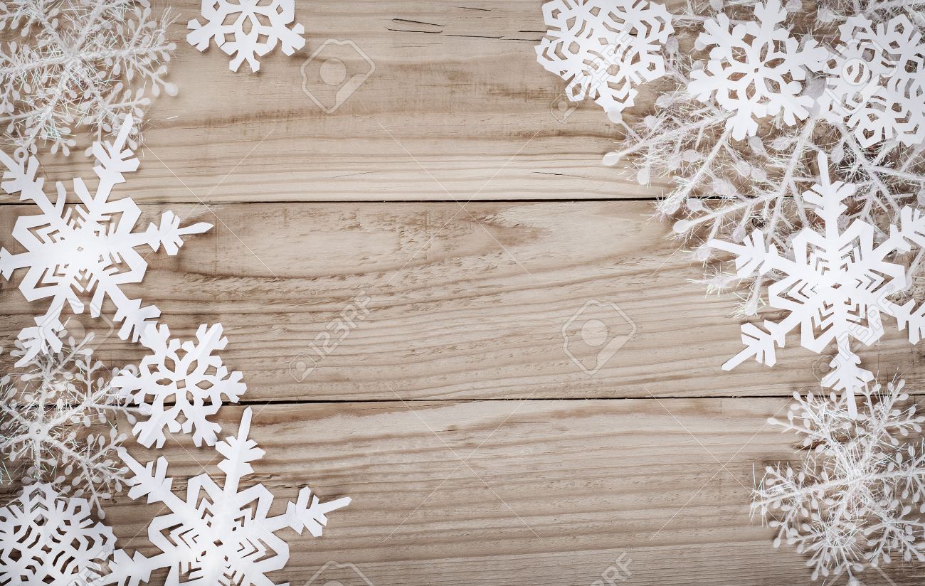 Flocons De Neige De Noel Sur Fond De Bois Banque D Images Et Photos Libres De Droits Image Flocons De Neige De Noel Sur Fond De Bois Banque D Images Et Photos Libres De Droits Image