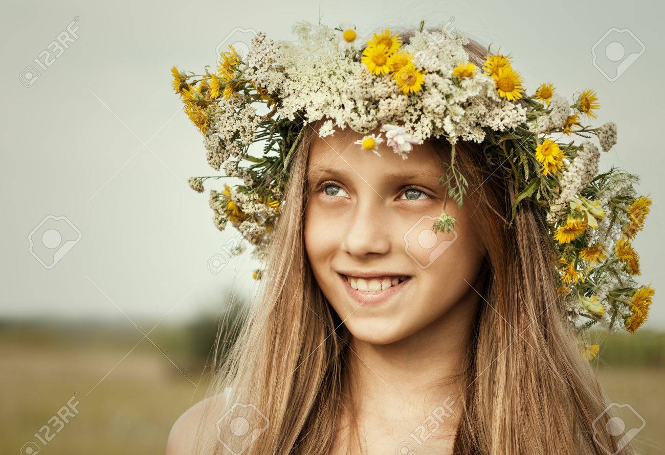 若い美しいかわいいロマンチックな幸せなウクライナの女性の夏の日 屋外の写真のシリーズで野生の花の花輪を身に着けて肖像画 の写真素材 画像素材 Image