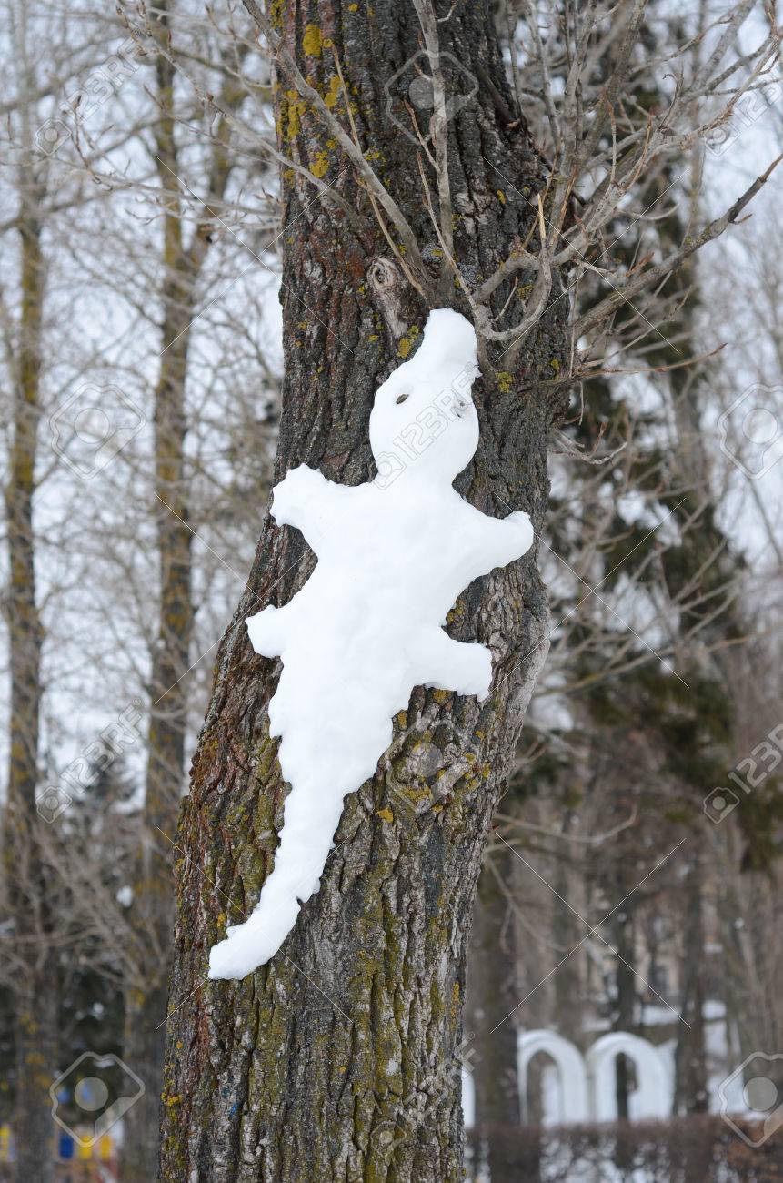 44768060-the-figure-of-a-dragon-or-crocodile-from-snow-on-tree.jpg