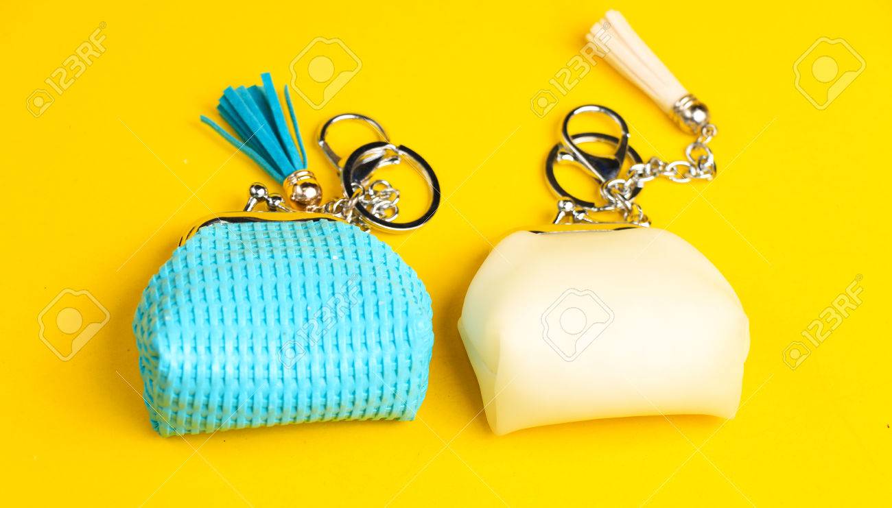 Monederos Coloridos Pequeños Brillantes Brilloso Fotos, Retratos, Imágenes Y Fotografía De Archivo Libres De Derecho. Image 38187901.