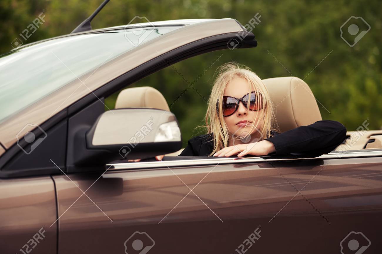 コンバーチブル車を運転してサングラスの若者のファッション女性 の写真素材 画像素材 Image