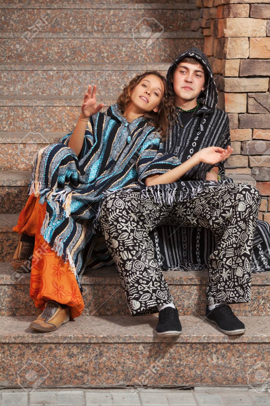 階段に座って若いファッション ヒッピーのカップル の写真素材 画像素材 Image