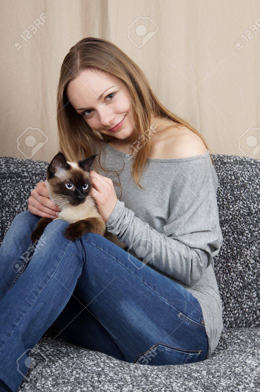シャム猫と幸せな若い女 の写真素材 画像素材 Image