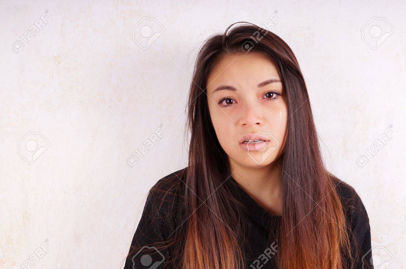 彼女の頬を伝う涙で若いアジア女性を泣いてください の写真素材 画像素材 Image 33312453