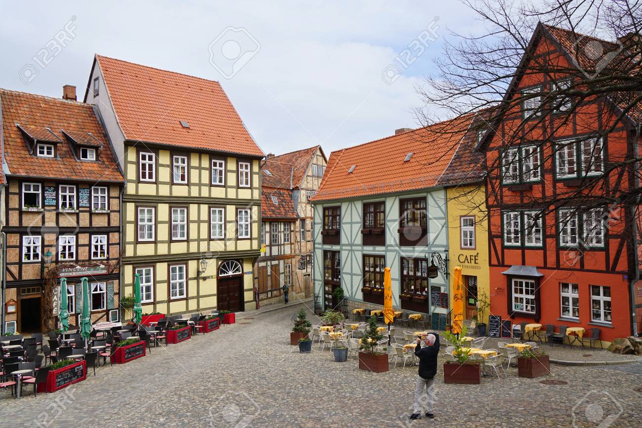 クヴェトリンブルク ドイツ 15 年 4 月 16 日 シュロスベルクにカラフルな木組みの家の撮影写真を観光 の写真素材 画像素材 Image