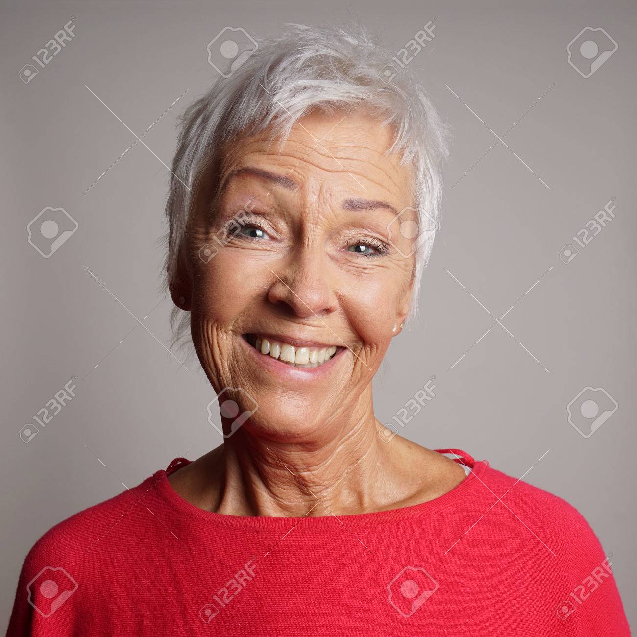 Feliz Mujer Mayor De 60 Anos Con La Moda De Pelo Corto Blanco Riendo Fotos Retratos Imagenes Y Fotografia De Archivo Libres De Derecho Image 82887713