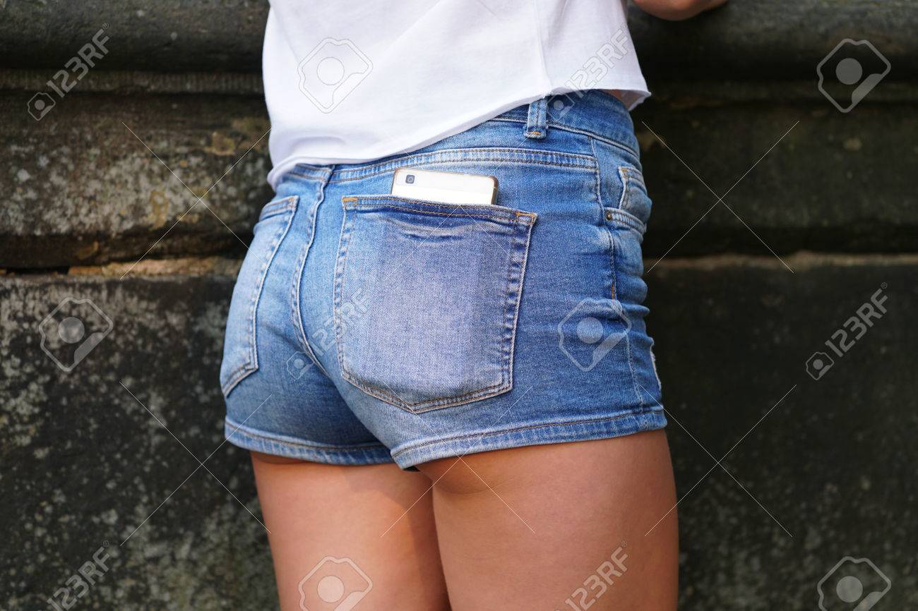ポケット スマート フォンに戻ってショート パンツ デニム ホットパンツまたは戦利品を着た若い女性のクローズ アップの背面図 の写真素材 画像素材 Image ポケット スマート フォンに戻ってショート パンツ デニム ホットパンツまたは戦利品を着た若い女性のクローズ アップの背面図 の写真素材 画像素材 Image