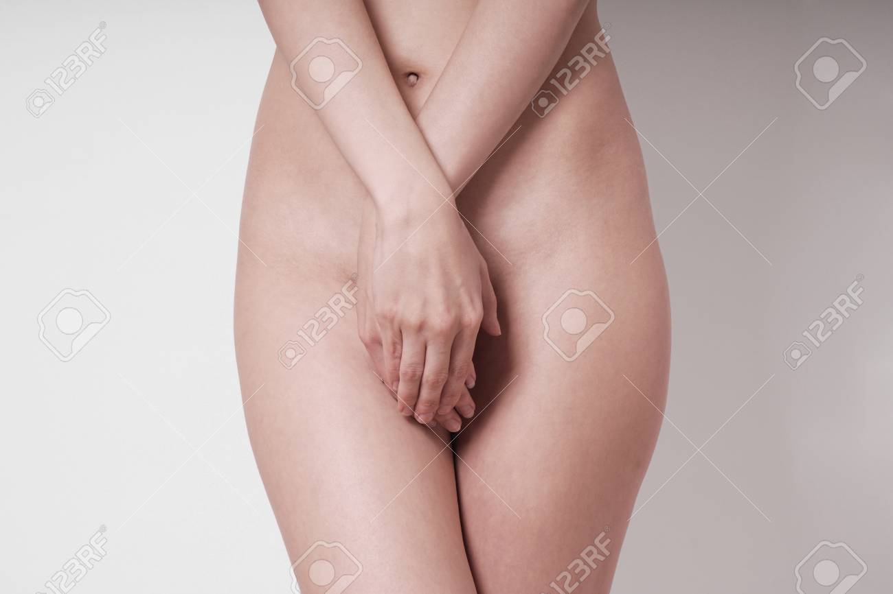 Sección Media De Una Mujer Desnuda Irreconocible Que Cubre Sus Partes  Privadas O Área Genital Con Las Manos Fotos, retratos, imágenes y  fotografía de archivo libres de derecho. Image 93688534