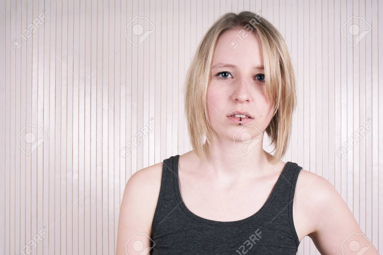 金髪と青い目をしたドイツ出身の若い女性の屋内肖像画 の写真素材 画像素材 Image 金髪と青い目をしたドイツ出身の若い女性の屋内肖像画 の写真素材 画像素材 Image