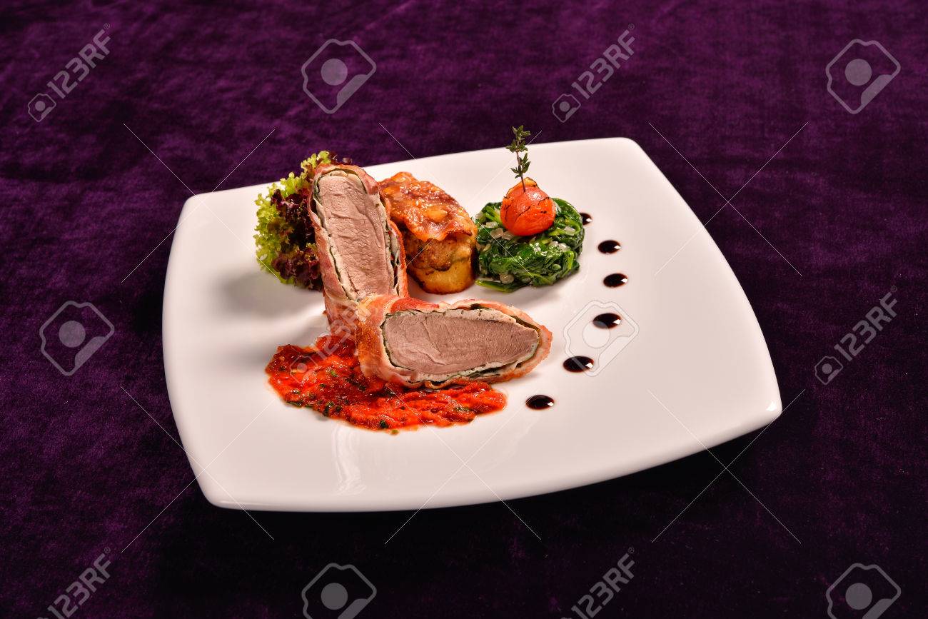 豚ヒレ肉ジャガイモとローズマリー風味のトマトソースとベーコンのラップではパンチェッタとチーズ ソテー赤ちゃん Spenech 入りぬいぐるみ の写真素材 画像素材 Image