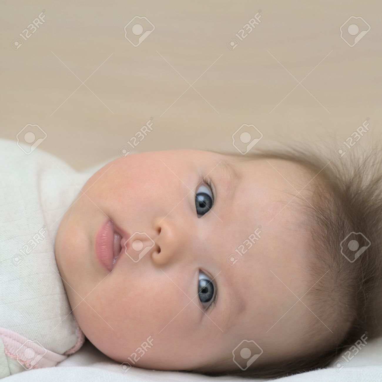 Né Bébé De 4 Mois Avec Les Yeux Gris à La Recherche