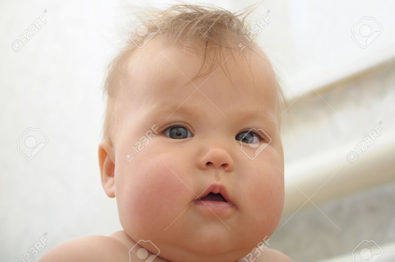 Portrait Bebe Mignon Avec Joues Rebondies Recherche Banque D Images Et Photos Libres De Droits Image