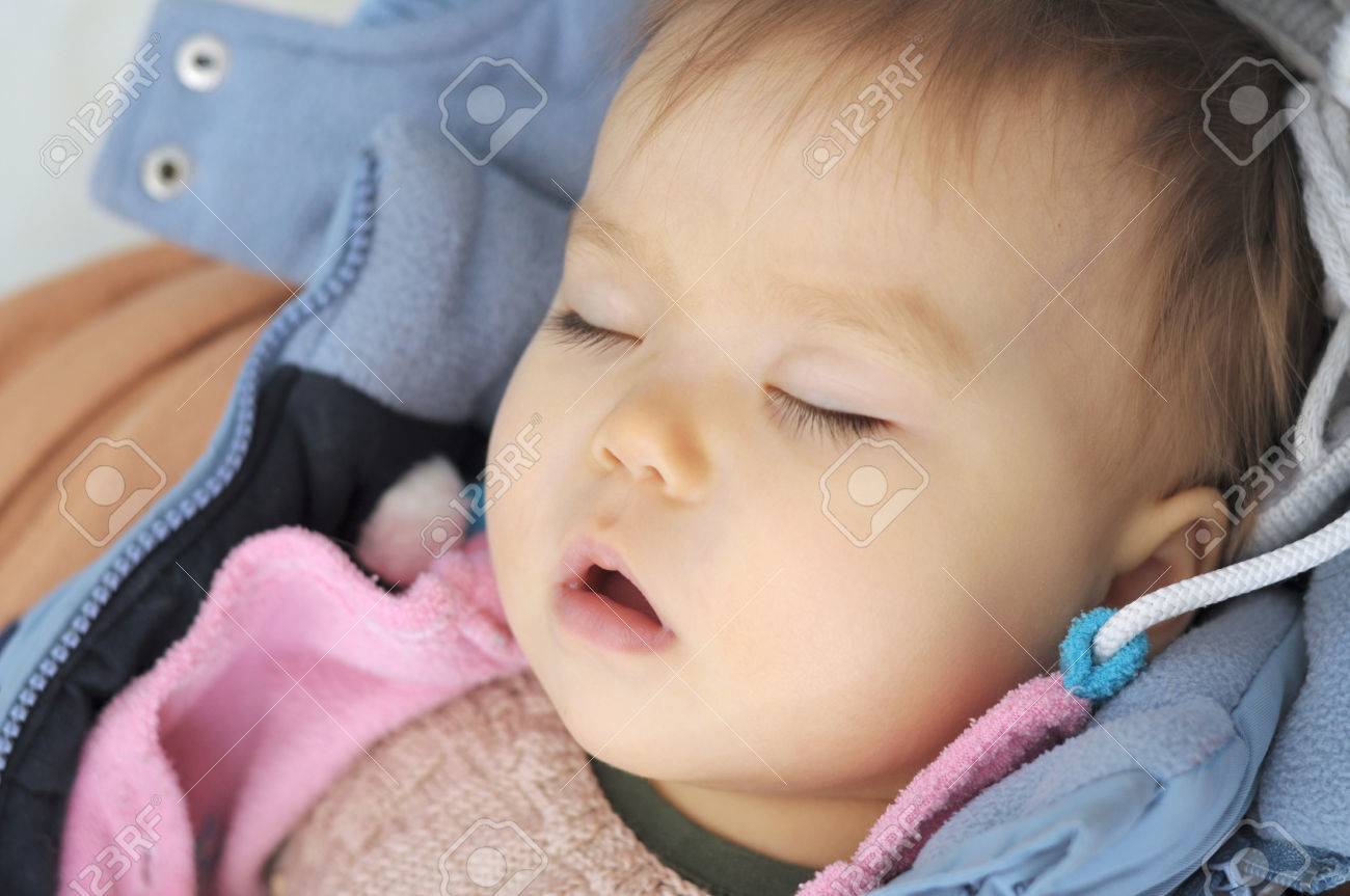 Baby Girl Dormir Avec La Bouche Ouverte Pendant La Journee Banque D Images Et Photos Libres De Droits Image