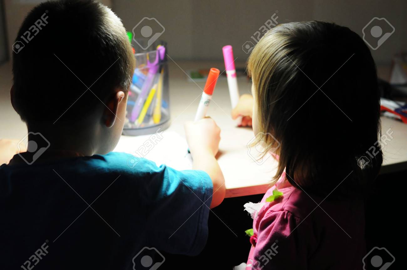 Geschwister Malerei Abend Zu Hause Bei Lampenlicht Hohe Iso