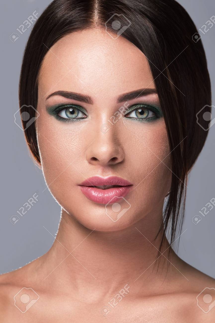 キレイなメイクでゴージャスな女性の肖像画 の写真素材 画像素材 Image
