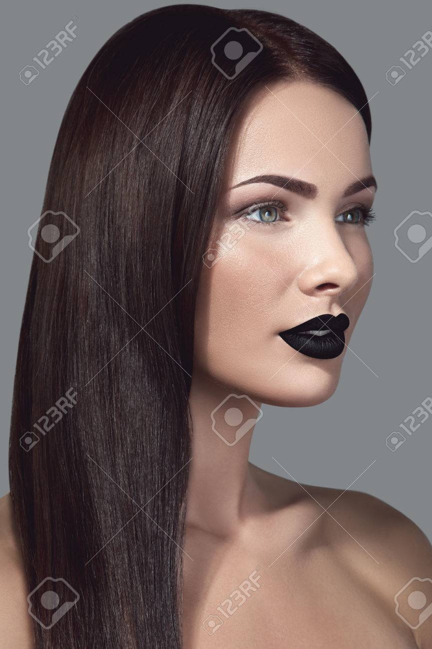 Portrait De Belle Femme Avec Rouge à Lèvres Noir