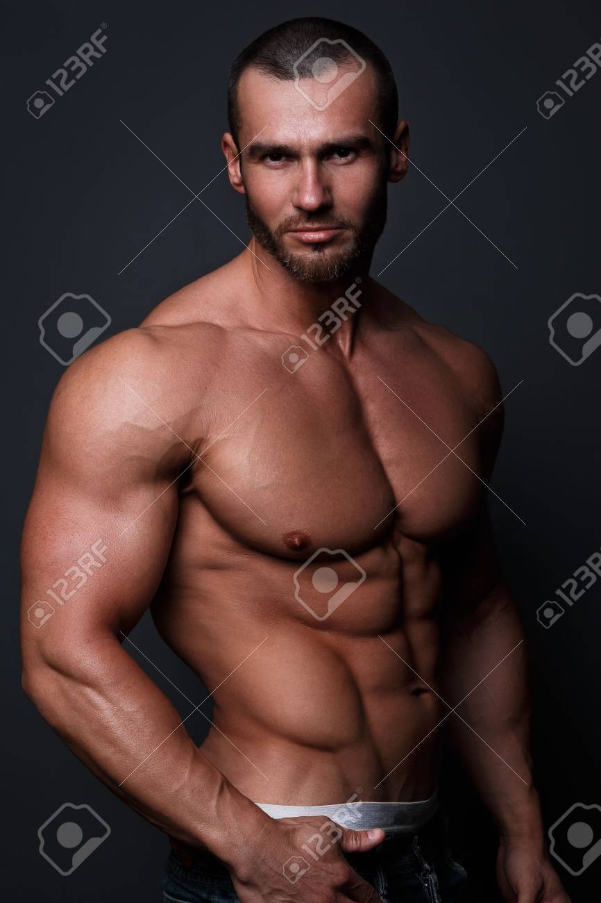 スタジオでポーズをとって筋肉美男子 の写真素材 画像素材 Image スタジオでポーズをとって筋肉美男子 の写真素材 画像素材 Image