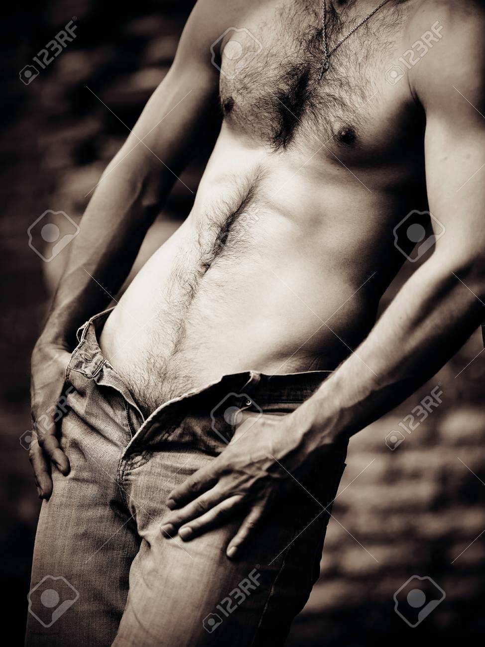 メンズ ヌード 若い 裸性たくましい男性の胴体。裸の胴体とジーンズの男。の写真素材・画像素材 Image 36331219