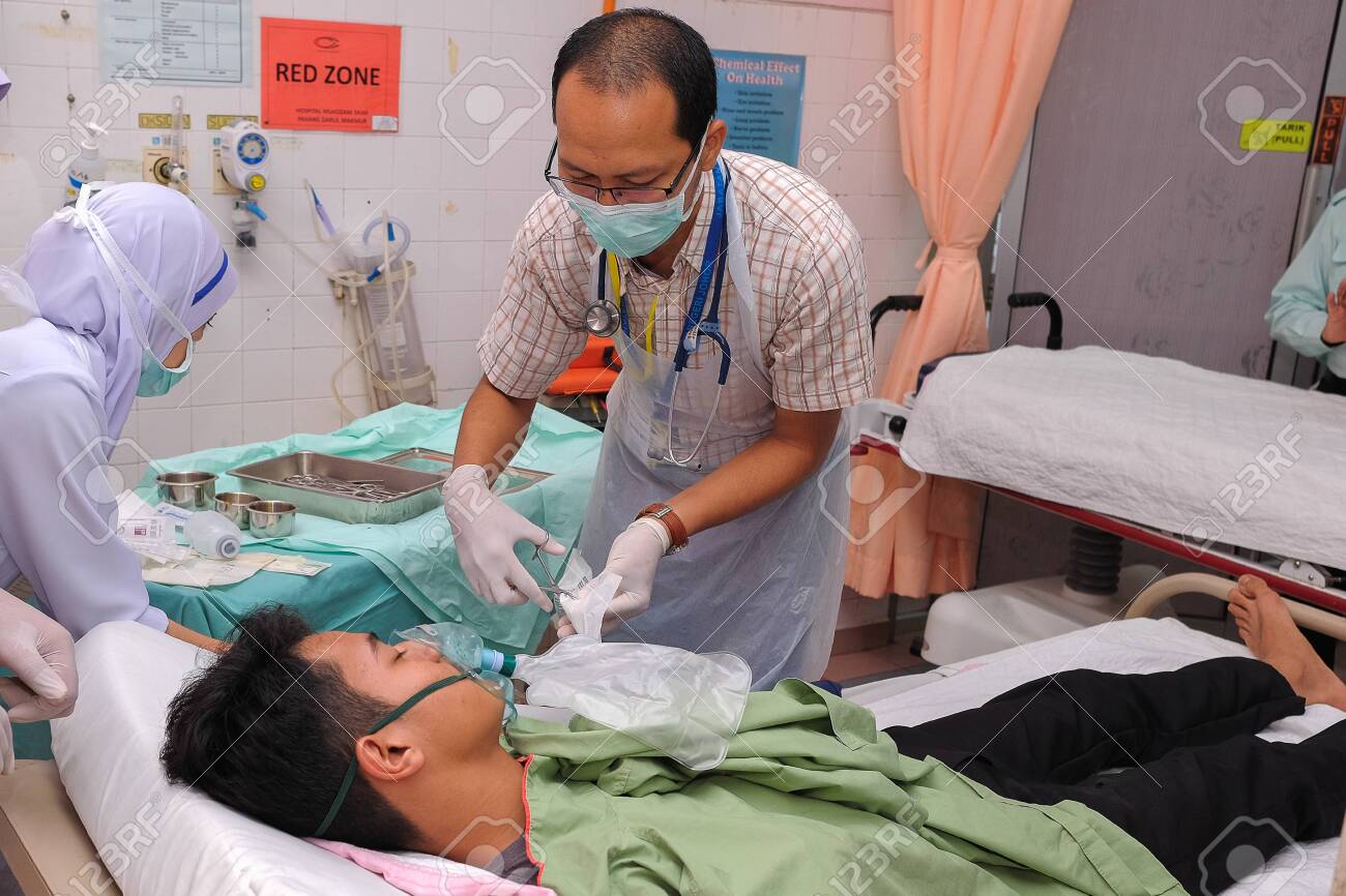 Muadzam Shah Pahang October 18th 2018 A Male Doctor Who Is Examining Male Patients Lying On The Patient S Bed During Road Accidents In Inter Agency Disaster Training Program Stock Photo