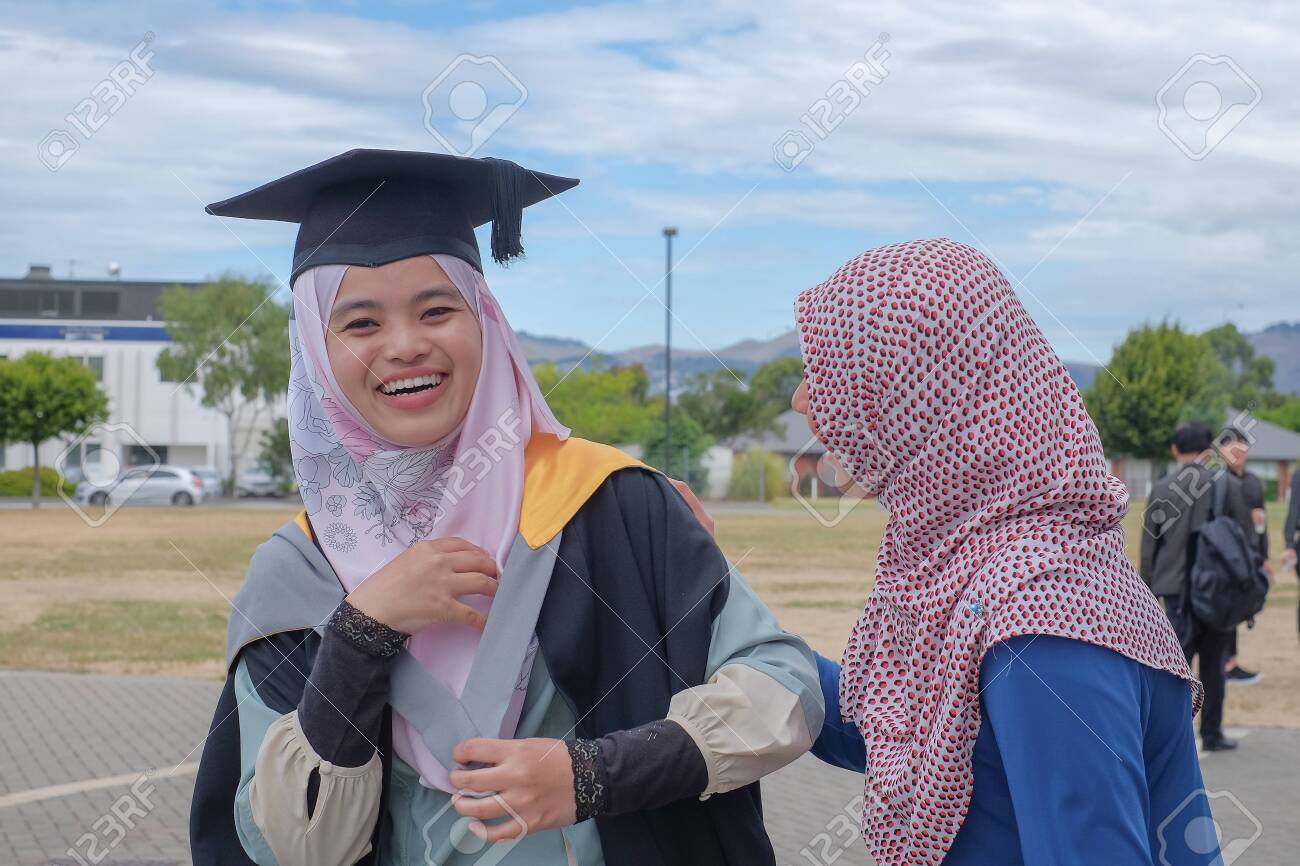 college convocation dress