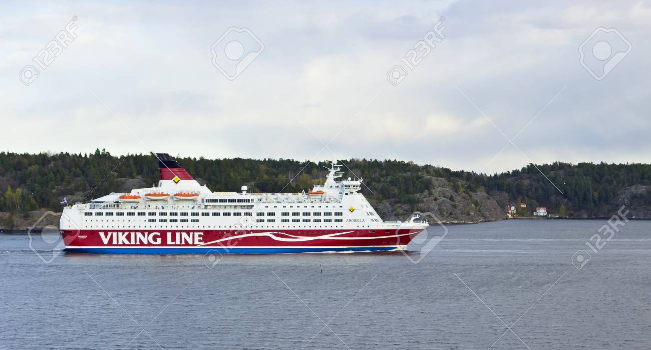 バイキング ラインのフェリーがヘルシンキからストックホルムに行く夜 の写真素材 画像素材 Image