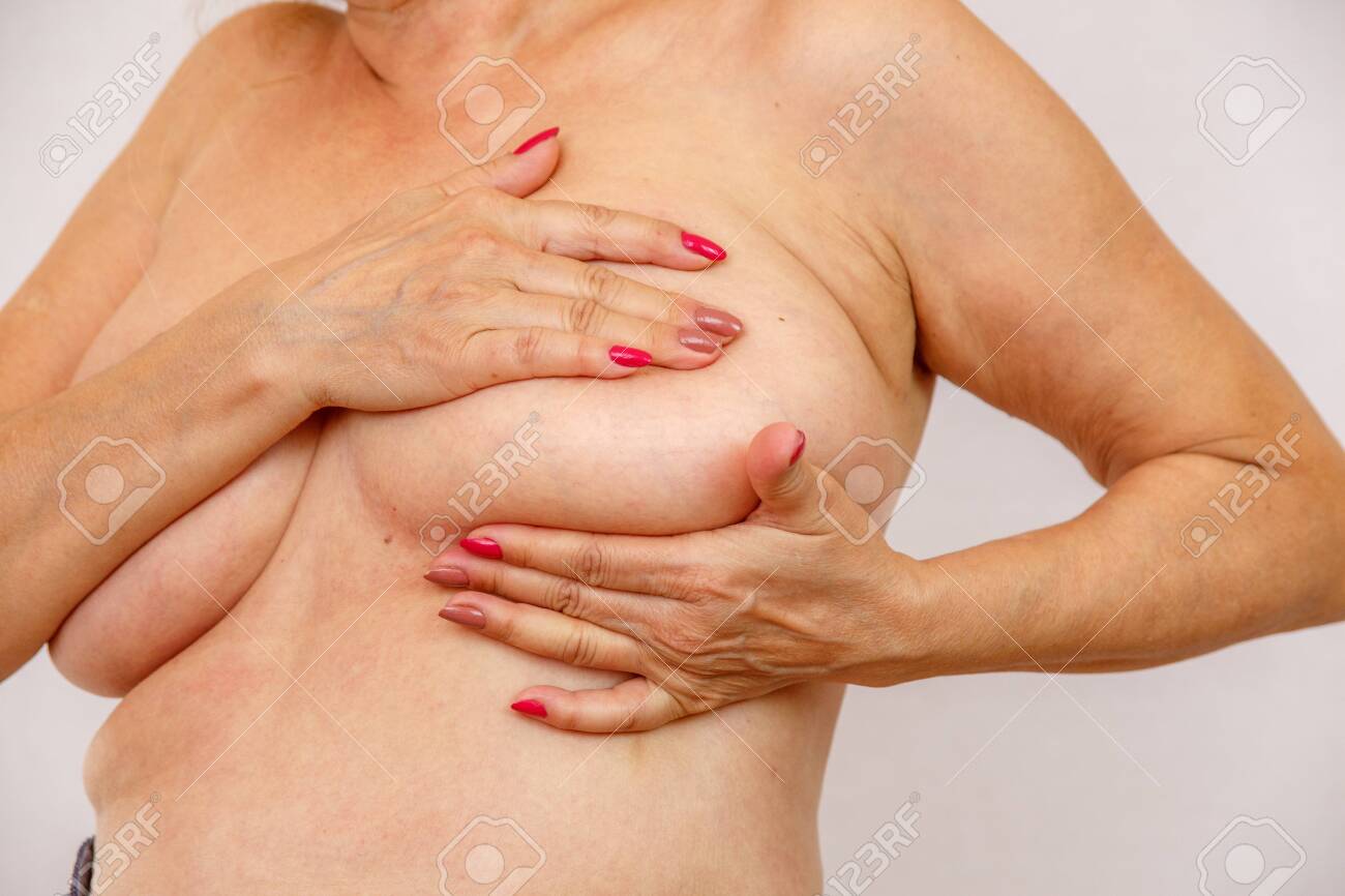 Une Femme Âgée De 60 Ans Vérifie Ses Gros Seins Pour Le Cancer Sur Une  Lumière Isolée Banque DImages et Photos Libres De Droits. Image 128297225