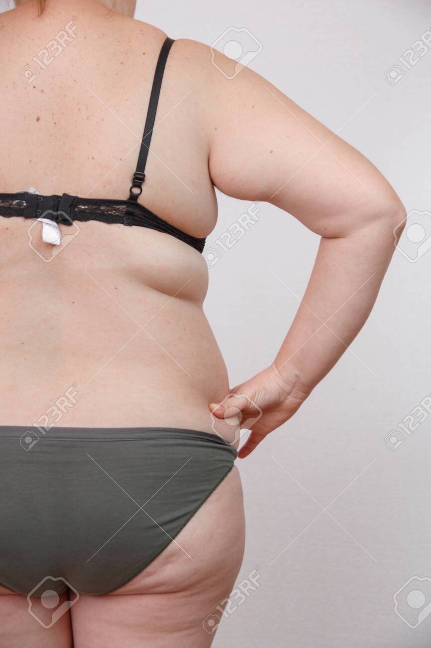 後ろから下着姿の太りすぎの女性の写真の写真素材・画像素材 Image 132803856
