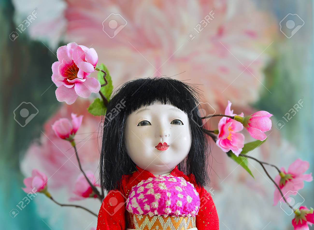 ドレスを着た黒髪の日本人芸者人形 の写真素材 画像素材 Image ドレスを着た黒髪の日本人芸者人形 の写真素材 画像素材 Image