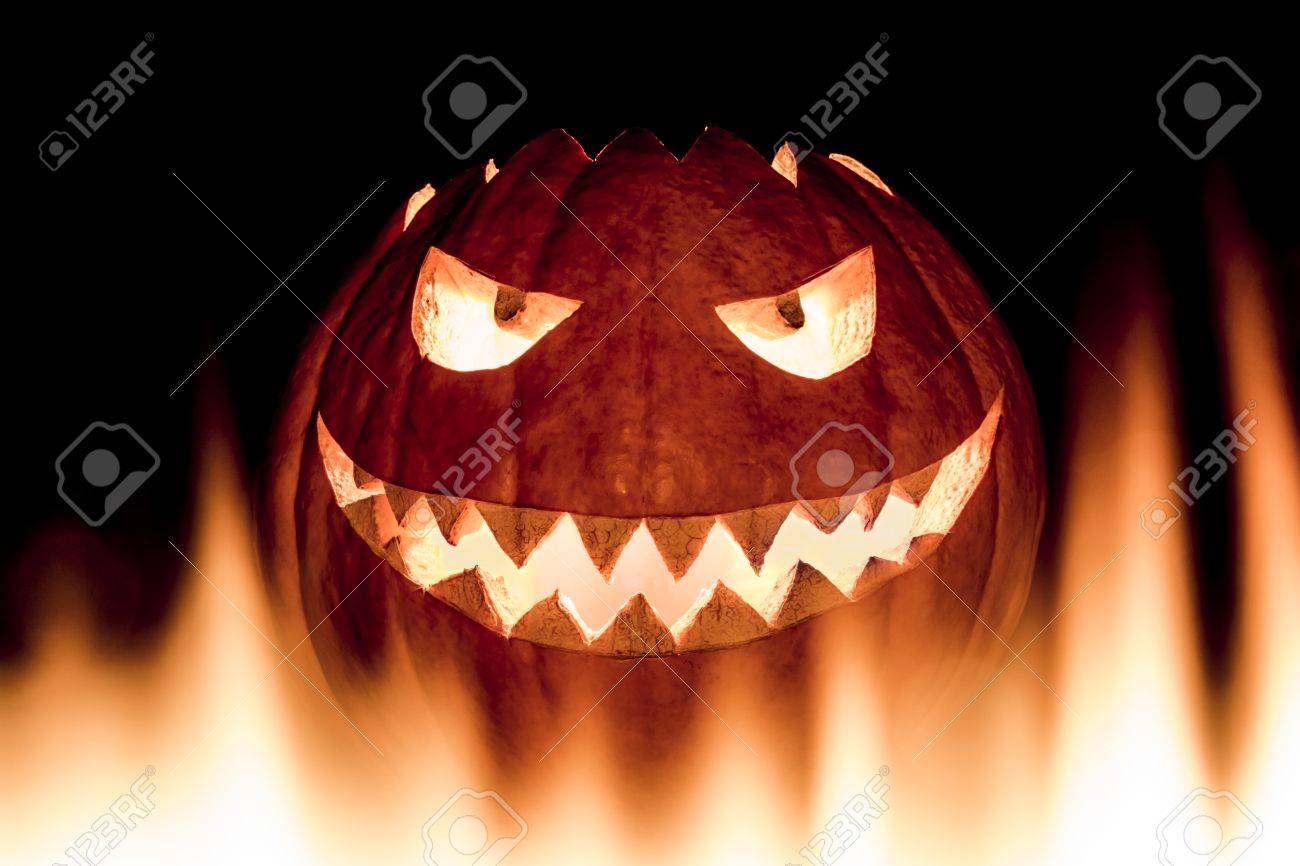 怖いは 熱い灼熱地獄の火炎でハロウィンかぼちゃ 大きなハロウィン カボチャが光る目の狂牛病顔 またその口と歯の輝き ボトムアップからの視点 の写真素材 画像素材 Image