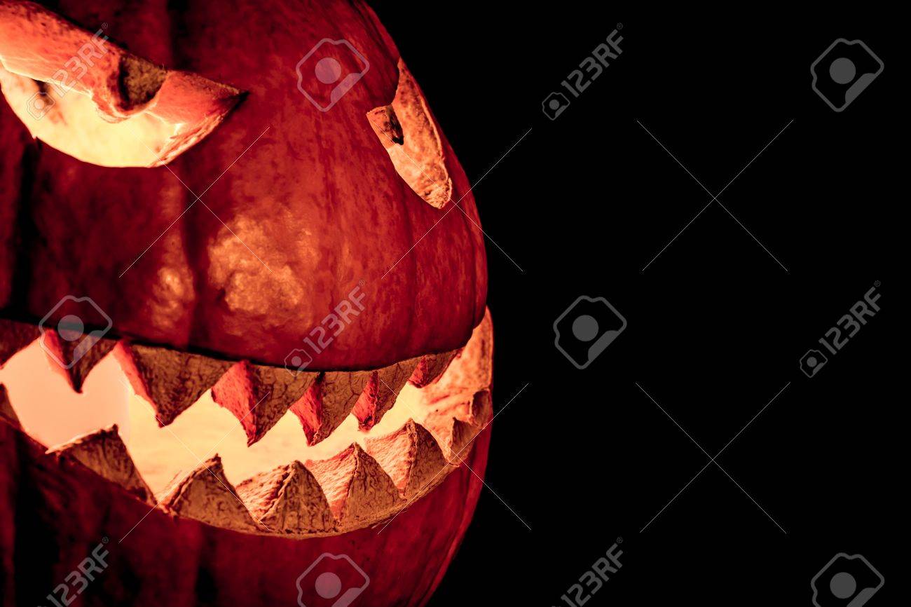 Uma cara assustadora de abóbora de halloween com um sorriso