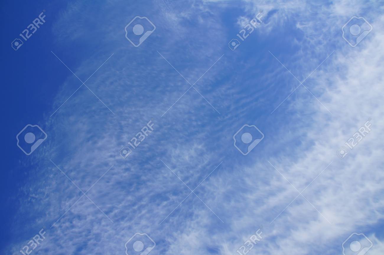 青空の雲の薄い層 の写真素材 画像素材 Image