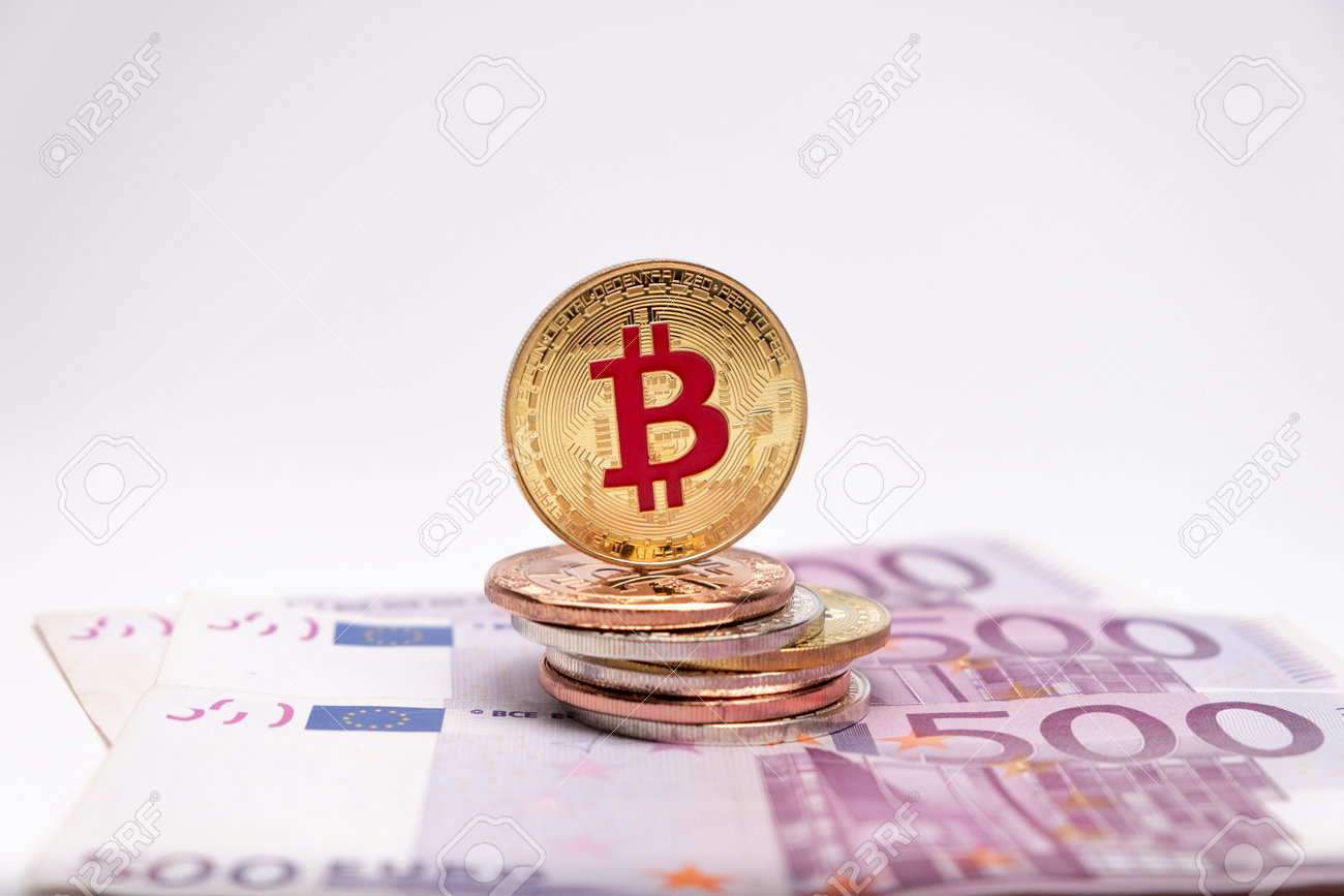 500유로 지폐 위에 빨간색 로고 기호가 있는 황금색 비트코인 동전. 은 비트코인은 500유로 지폐에 있습니다. 암호 화폐 개념 및  유로. 로열티 무료 사진, 그림, 이미지 그리고 스톡포토그래피. Image 193850029