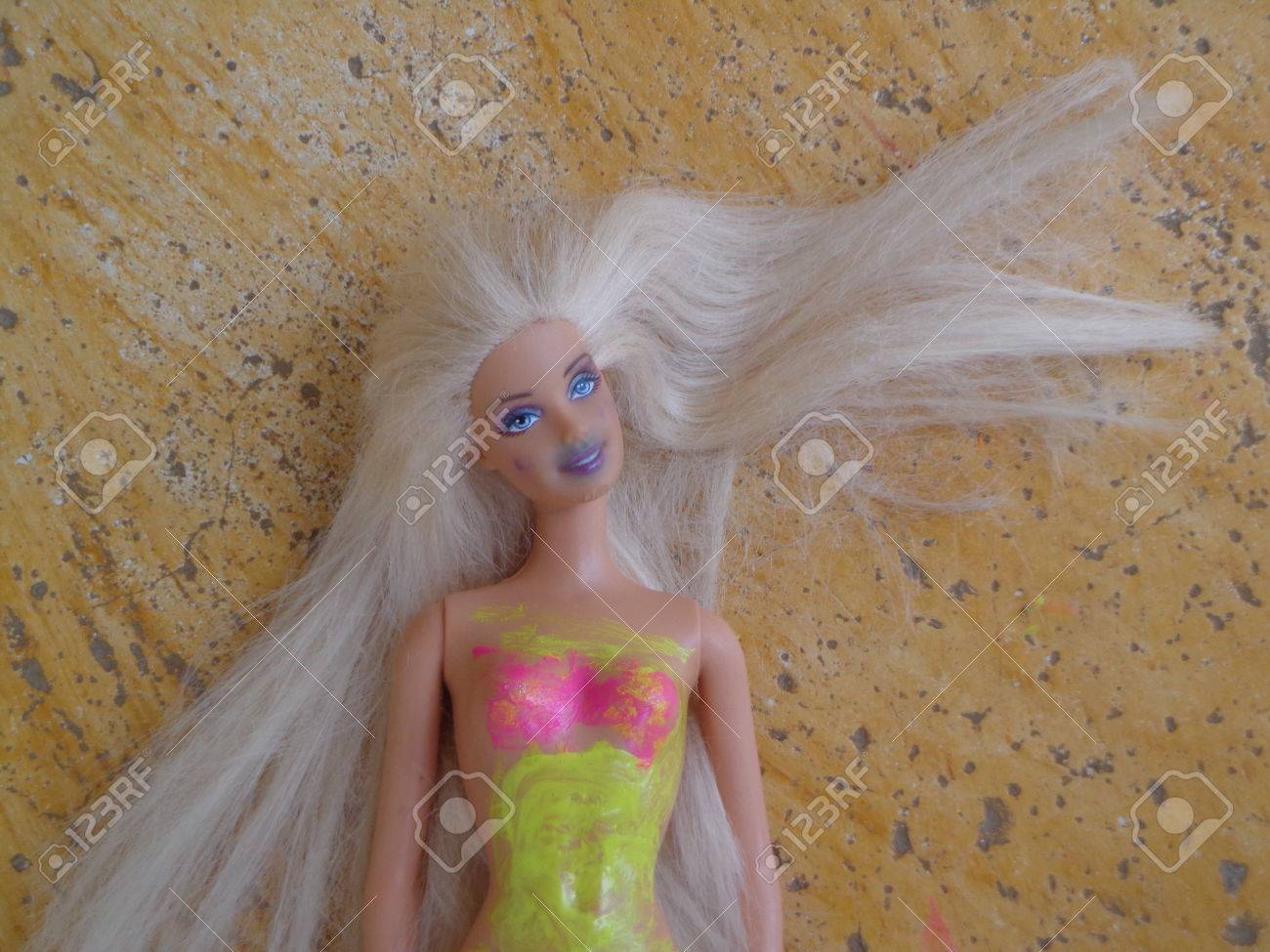 barbie en el piso