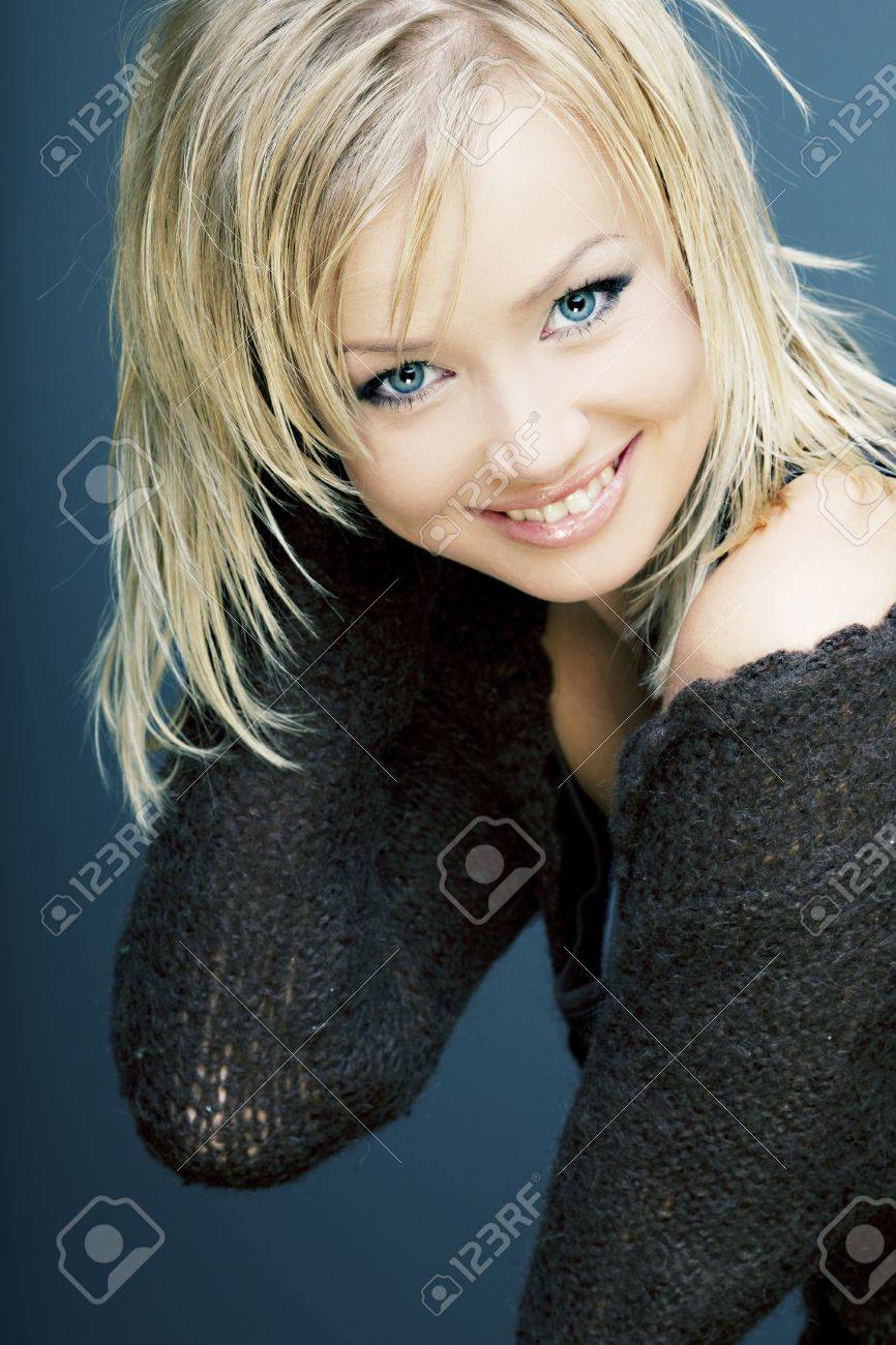 Schones Lachelndes Madchen Mit Perfekter Haut Blonde Haare Und Blaue Augen In Schwarzen Pullover Gegen Einen Dunklen Hintergrund Lizenzfreie Fotos Bilder Und Stock Fotografie Image 11313166