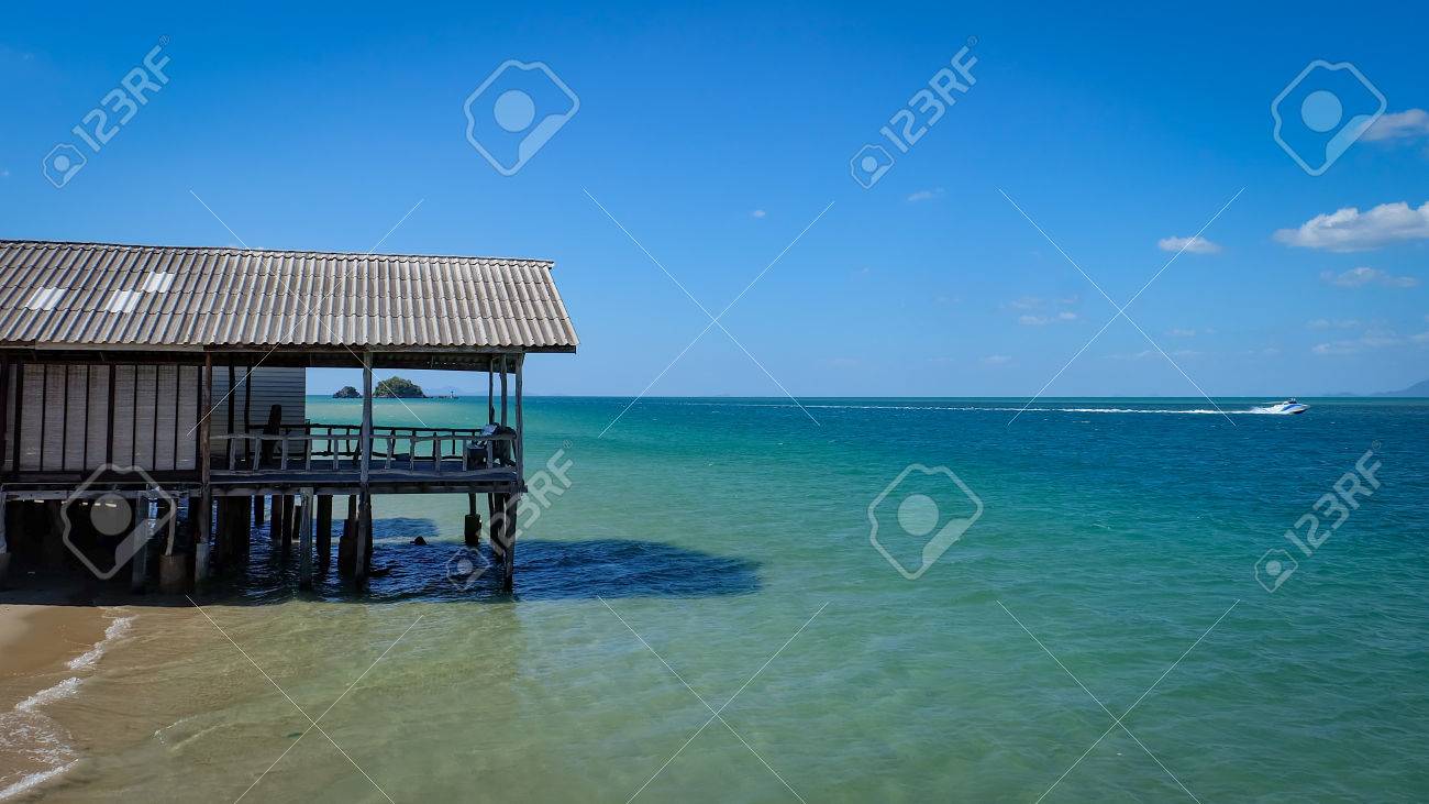 Old Bungalow Haus Mit Terrasse Bauen Uber Dem Meer Auf Koh Lanta