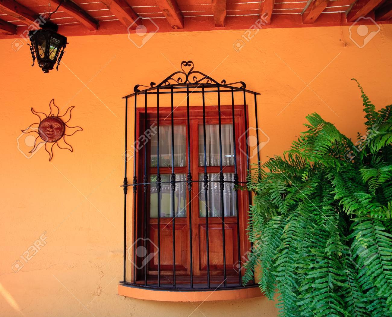 Antiguo Estuco Pared Con Ventana Parrilla El Sol Y El Diseno De