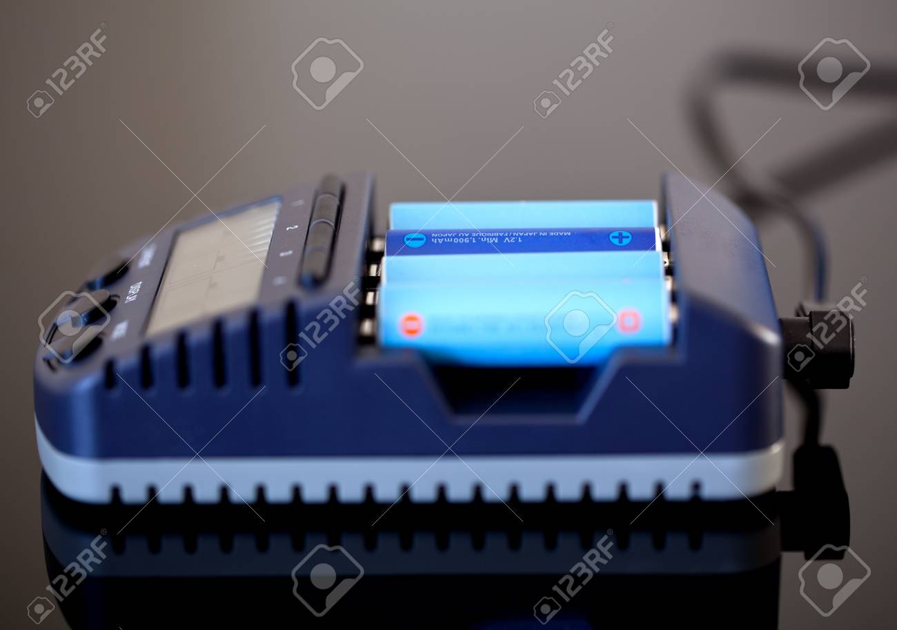 4 つの電池セル単3 サイズ ニッケル水素バッテリー充電器 の写真素材 画像素材 Image 4 つの電池セル単3 サイズ ニッケル水素バッテリー充電器 の写真素材 画像素材 Image