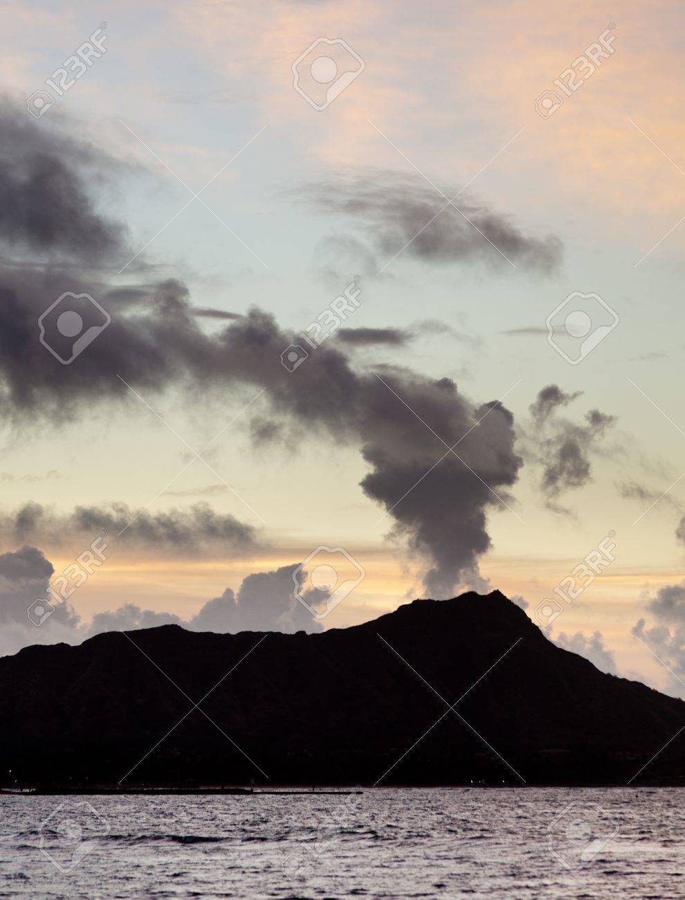 雲で表示されるダイヤモンド ヘッドの火山から煙日の出ハワイ の写真素材 画像素材 Image 雲で表示されるダイヤモンド ヘッドの火山から煙日の出ハワイ の写真素材 画像素材 Image