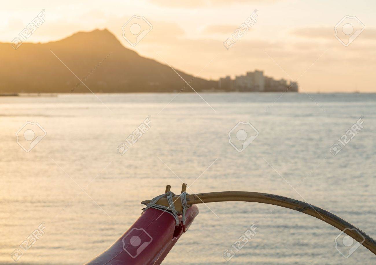 夜明けの早朝の日の出は ハワイのオアフ島のワイキキ ビーチとダイアモンド ヘッド周辺の伝統的なハワイアン カヌーのアウトリガーを照らす の写真素材 画像素材 Image 夜明けの早朝の日の出は ハワイのオアフ島のワイキキ ビーチとダイアモンド ヘッド周辺の伝統的なハワイアン カヌーのアウトリガーを照らす の写真素材 画像素材 Image