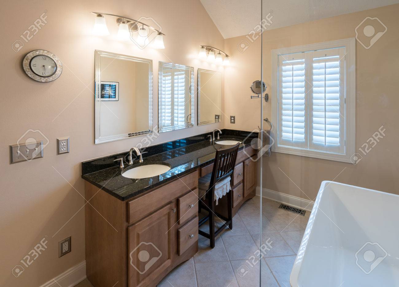 Interno del bagno moderno con vasca standalone, cabina doccia e ... Bagno moderno con vasca