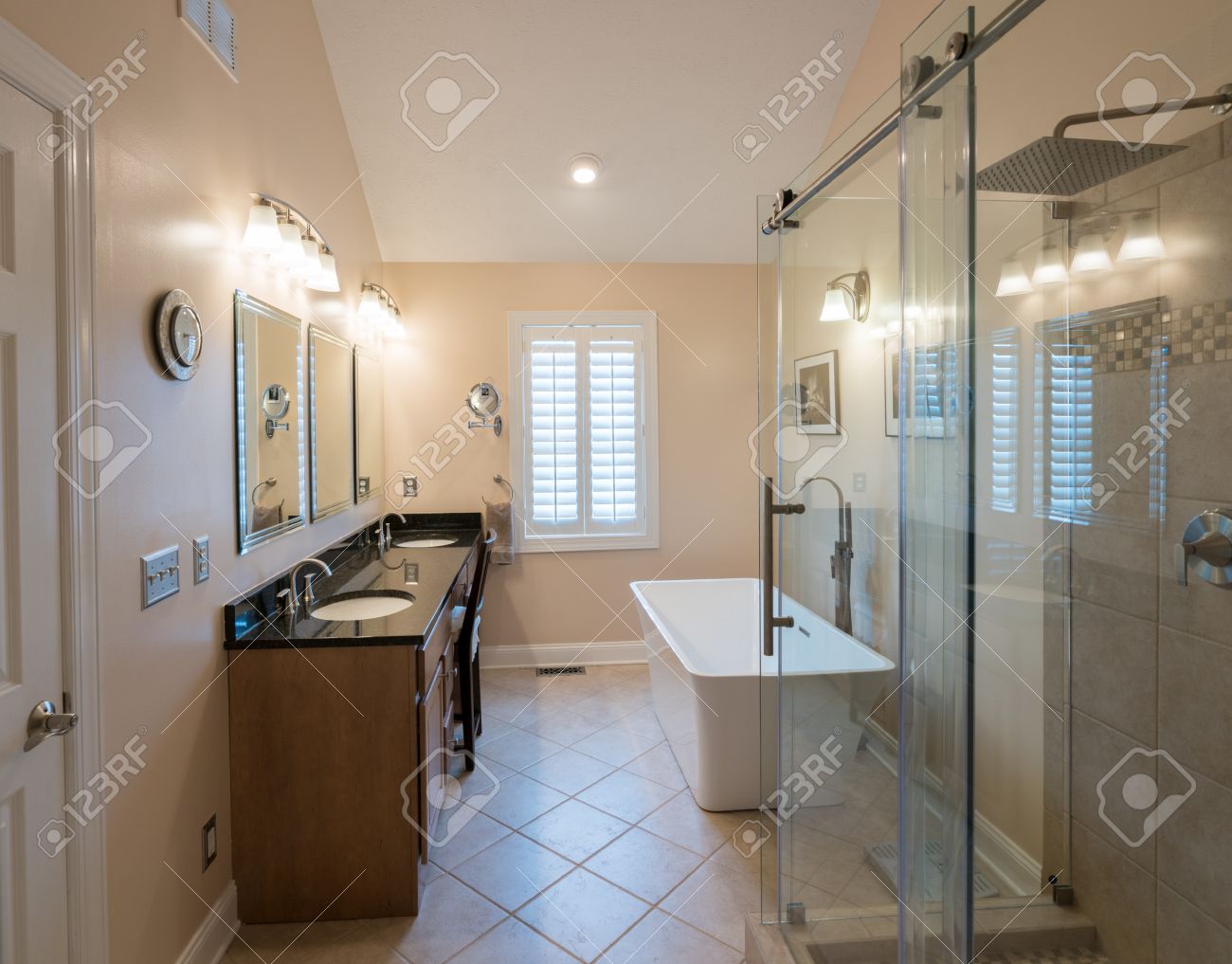 Interno del bagno moderno con vasca standalone, cabina doccia e ... Bagno moderno con vasca