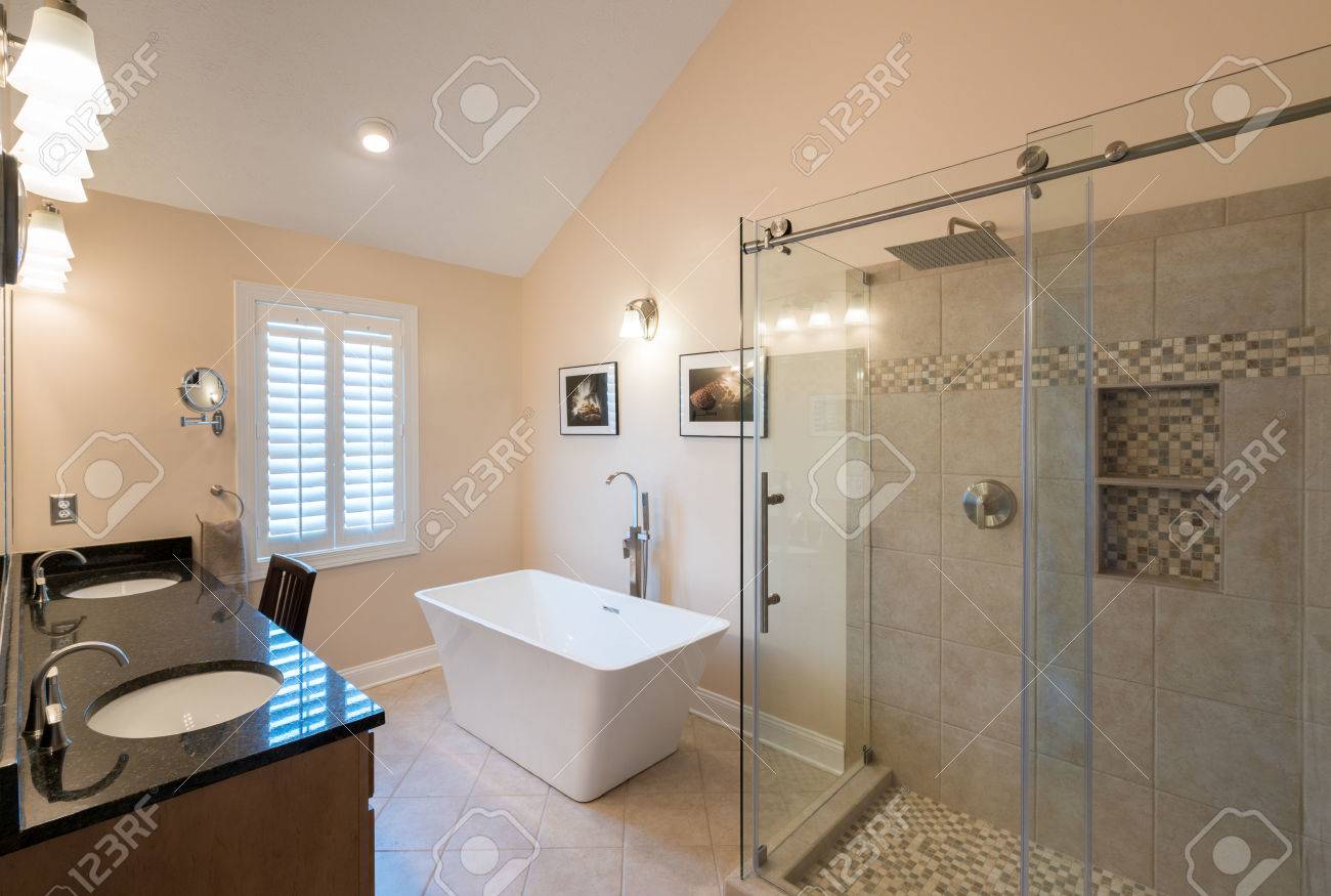 Interno del bagno moderno con vasca standalone, cabina doccia e ... Bagno moderno con vasca