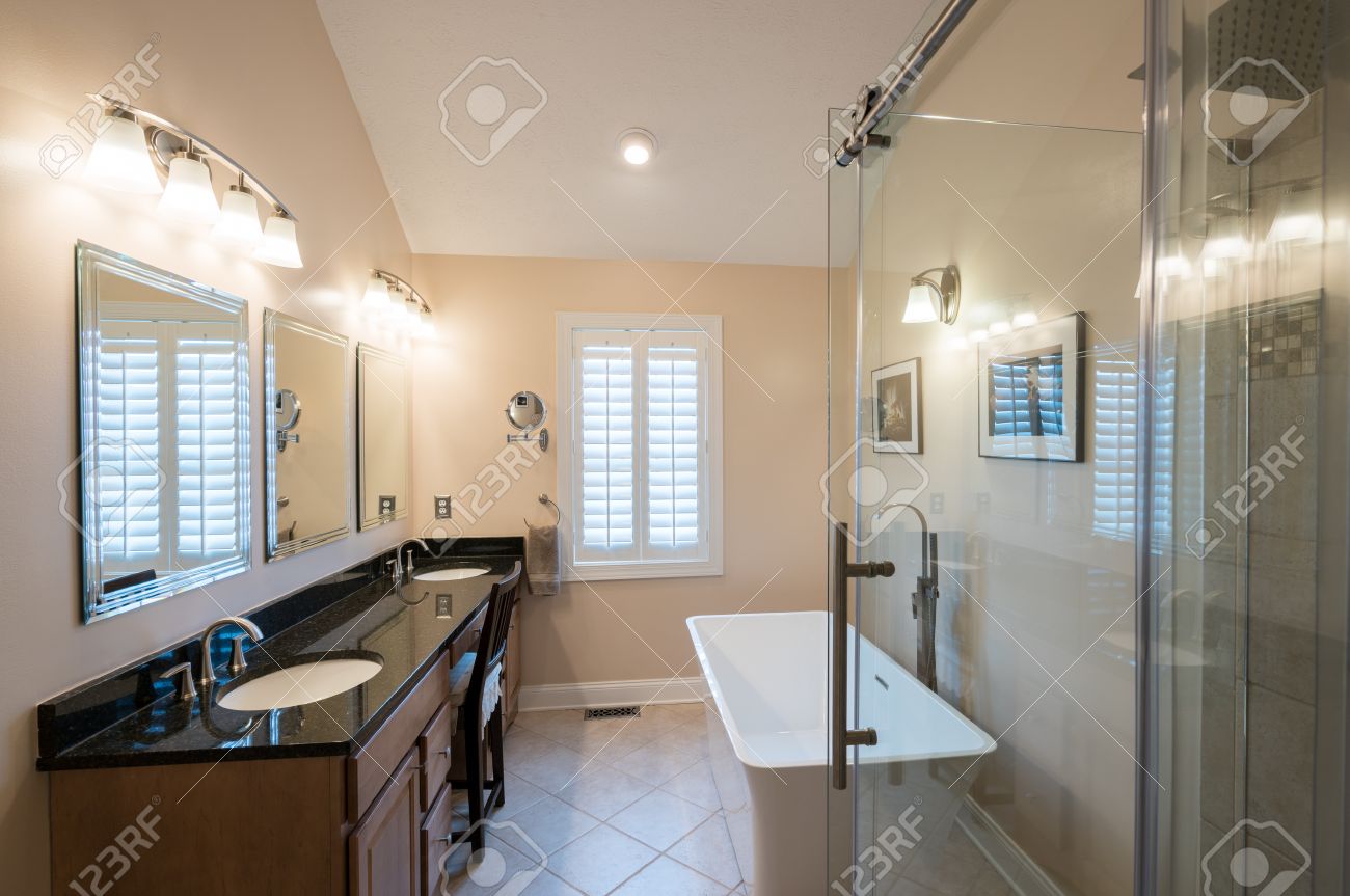 Interno del bagno moderno con vasca standalone, cabina doccia e ... Bagno moderno con vasca