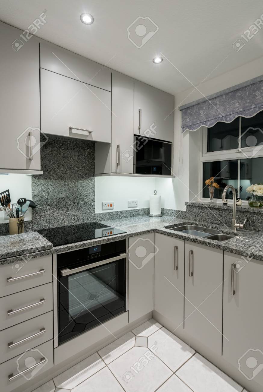 Kleine Moderne Küche In Der Britischen Wohnung Mit Granit Und Neuen ... Kleine Moderne Küche In Der Britischen Wohnung Mit Granit Und Neuen ...