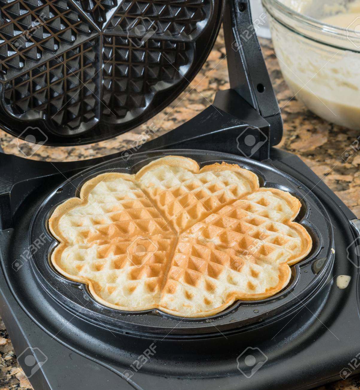 ノルウェーのハート形の花崗岩のキッチンのワークトップのワッフル メーカー の写真素材 画像素材 Image