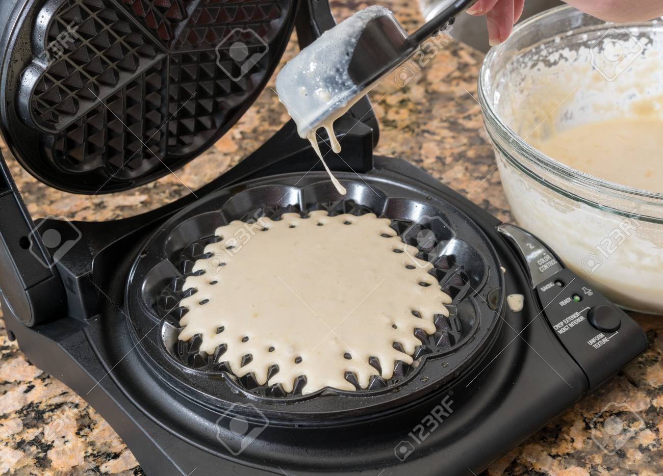 La Pate Est Versee Dans Un Gaufrier Norvegien En Forme De C Ur Sur Un Plan De Travail En Granit Banque D Images Et Photos Libres De Droits Image 92519710
